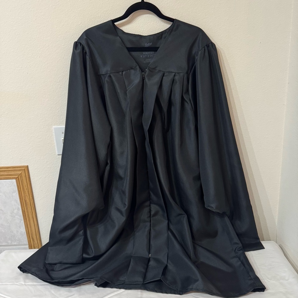 Josten’s Graduation Gown
4’10”-5’00”